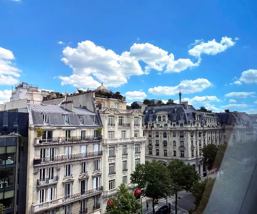 Servcorp workspace at 10 Avenue Kléber with a stunning view of Parisian architecture. 